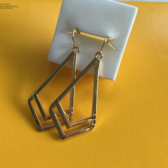 Earring - Picture 2 of 5